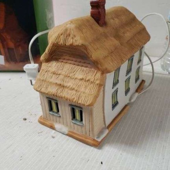 Dickens Of London Porcelain Collectible Bob Cratchit's House - Picture 7 of 8